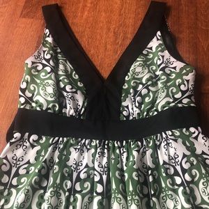 Sleeveless dress with ribbon tie